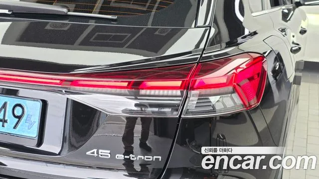 Audi Q4 e-tron — фото 23
