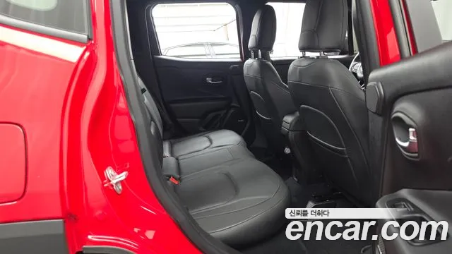 Jeep Renegade — фото 12