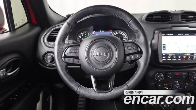 Jeep Renegade — фото 13