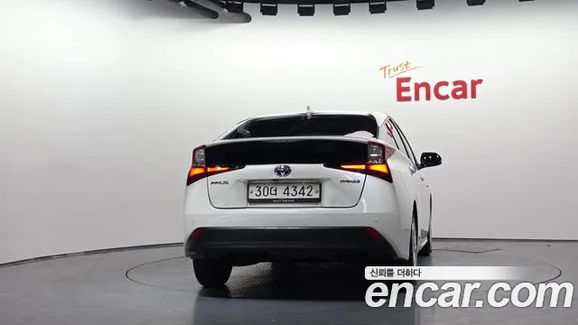 Toyota Prius — фото 4