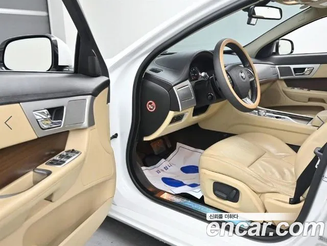 Jaguar XF — фото 11