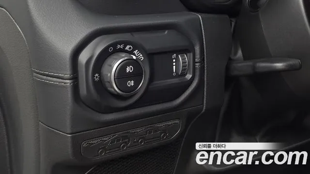 Jeep Wrangler — фото 18