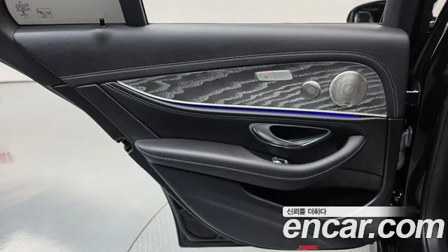 Mercedes-Benz E-Class — фото 25