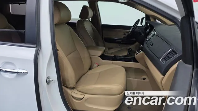 Kia Carnival — фото 11