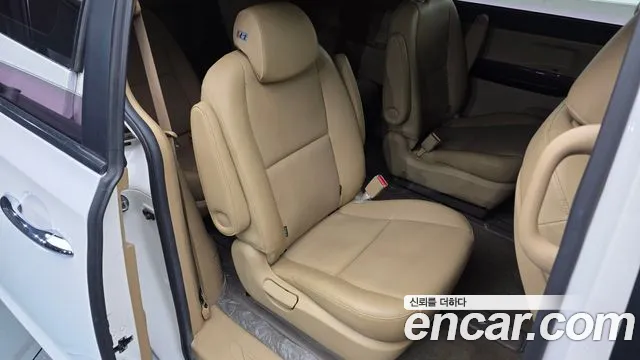 Kia Carnival — фото 12