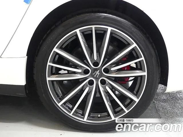 Maserati Quattroporte — фото 17