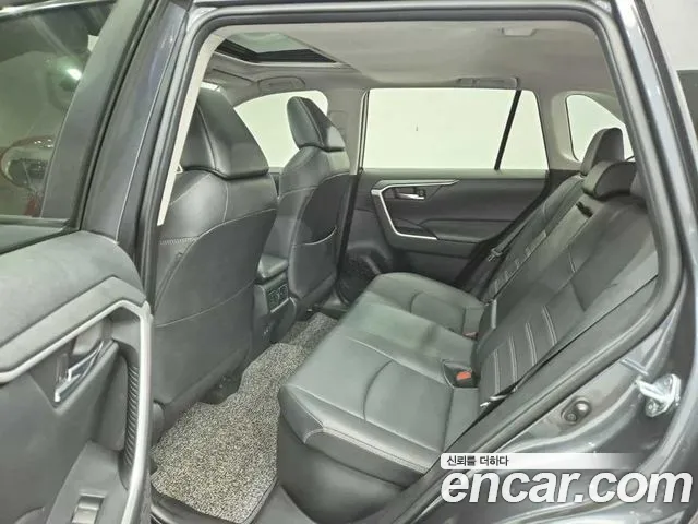 Toyota RAV4 — фото 12