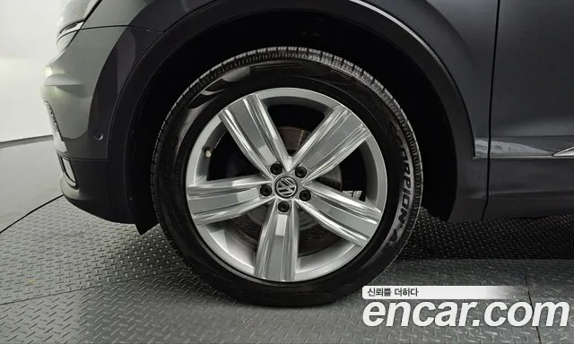 Volkswagen Tiguan — фото 4