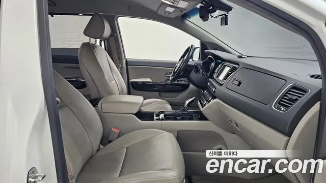 Kia Carnival — фото 11