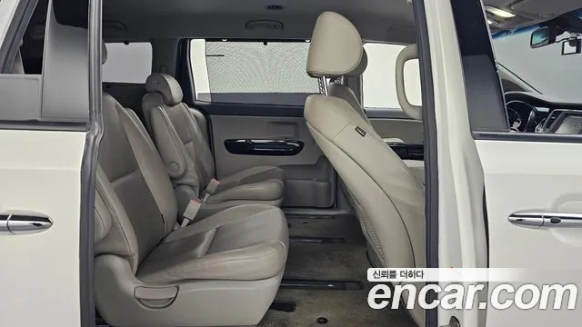 Kia Carnival — фото 12