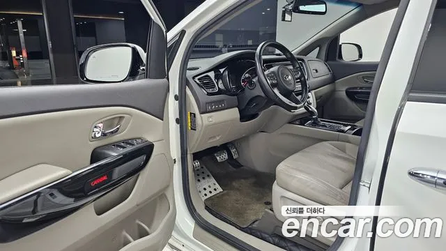Kia Carnival — фото 10