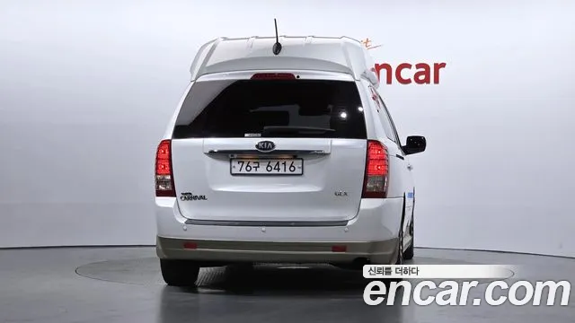 Kia Carnival — фото 4