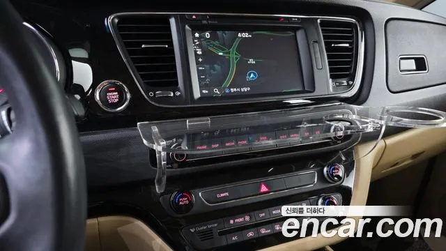 Kia Carnival — фото 11