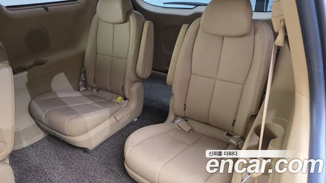 Kia Carnival — фото 17