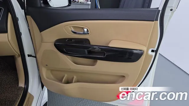 Kia Carnival — фото 25