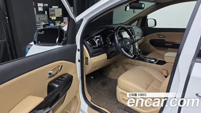 Kia Carnival — фото 10