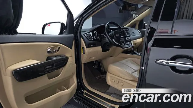 Kia Carnival — фото 10