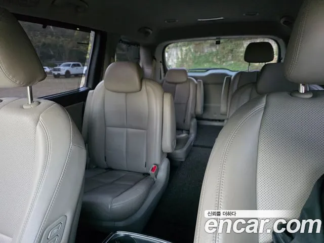 Kia Carnival — фото 12