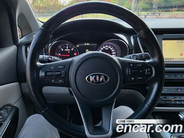 Kia Carnival — фото 15