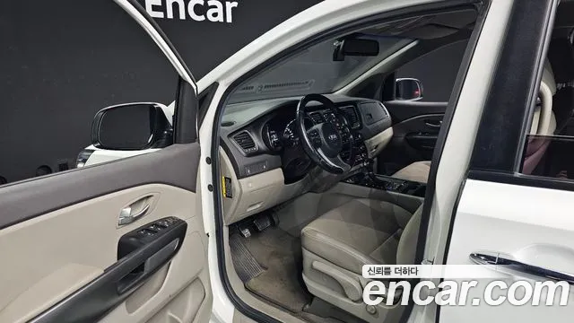 Kia Carnival — фото 10