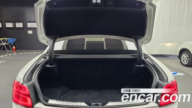 Bentley Flying Spur — фото 20