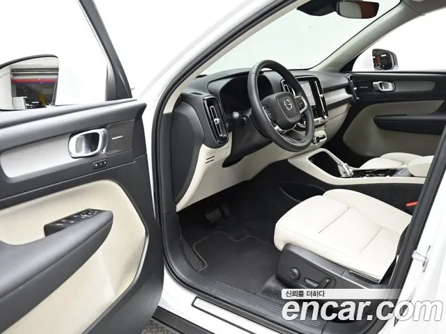Volvo XC40 — фото 11