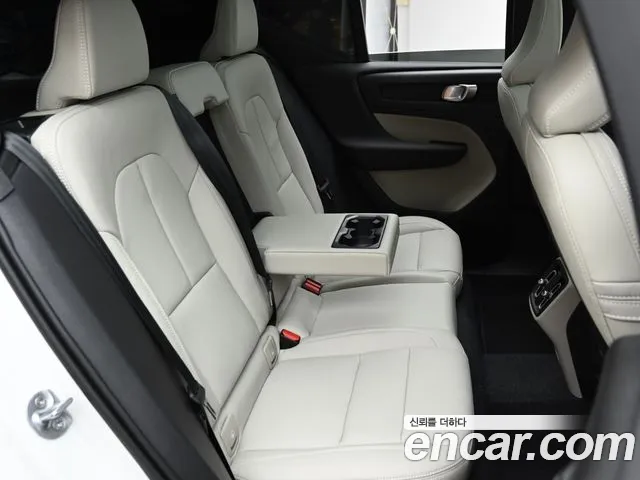 Volvo XC40 — фото 12