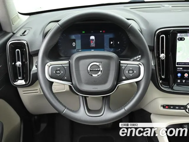Volvo XC40 — фото 13