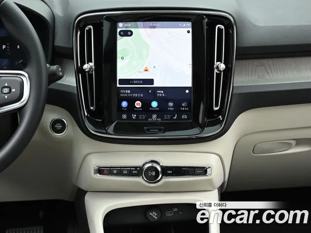 Volvo XC40 — фото 14