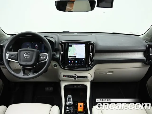 Volvo XC40 — фото 7