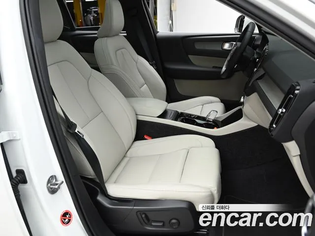 Volvo XC40 — фото 10