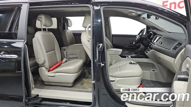Kia Carnival — фото 12