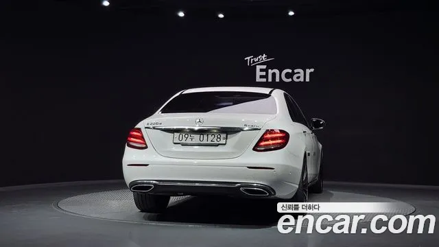 Mercedes-Benz E-Class — фото 4