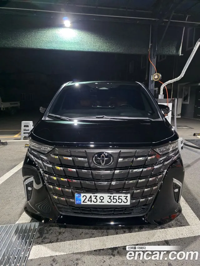 Toyota Alphard — фото 1