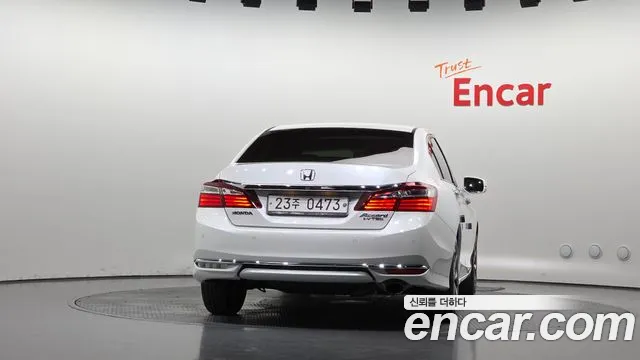 Honda Accord — фото 4