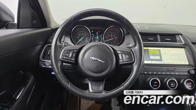 Jaguar E-PACE — фото 15