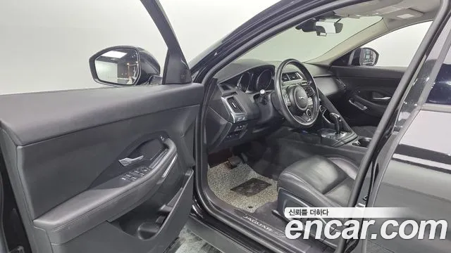 Jaguar E-PACE — фото 10