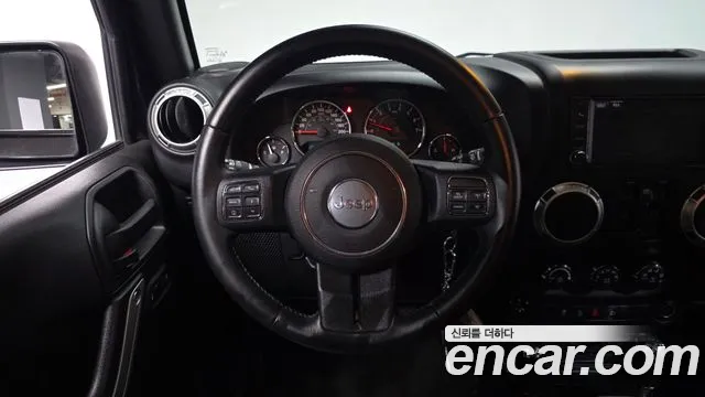 Jeep Wrangler — фото 12