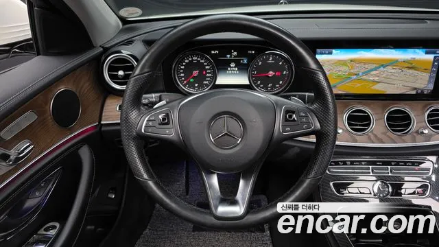 Mercedes-Benz E-Class — фото 13