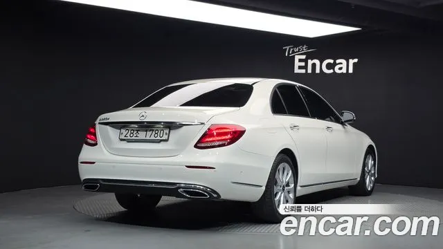 Mercedes-Benz E-Class — фото 2
