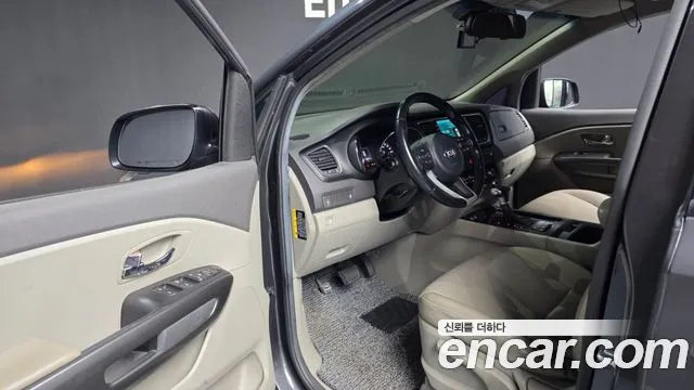 Kia Carnival — фото 10