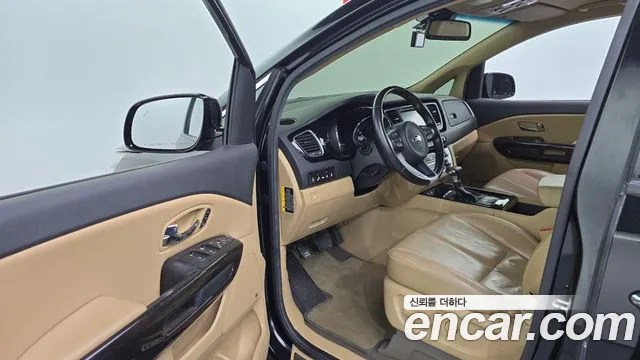 Kia Carnival — фото 10