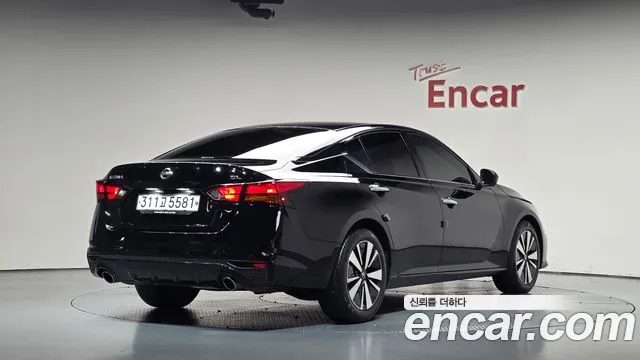 Nissan Altima — фото 1