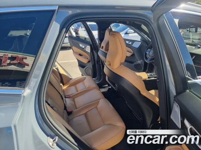 Volvo XC60 — фото 12