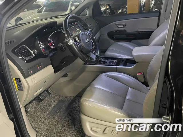 Kia Carnival — фото 12