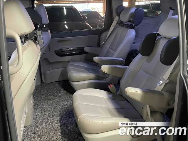 Kia Carnival — фото 14