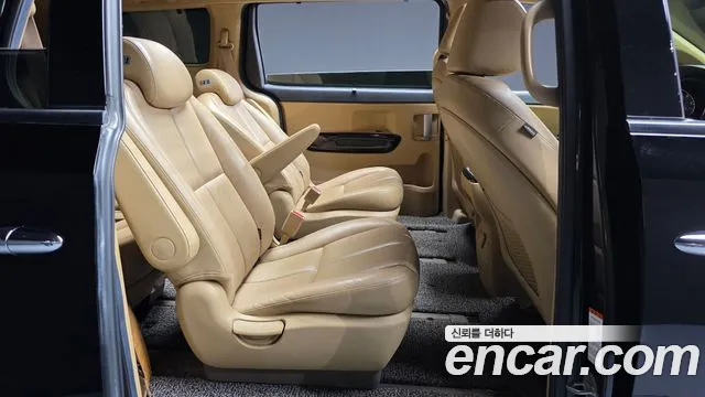 Kia Carnival — фото 11