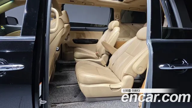 Kia Carnival — фото 12