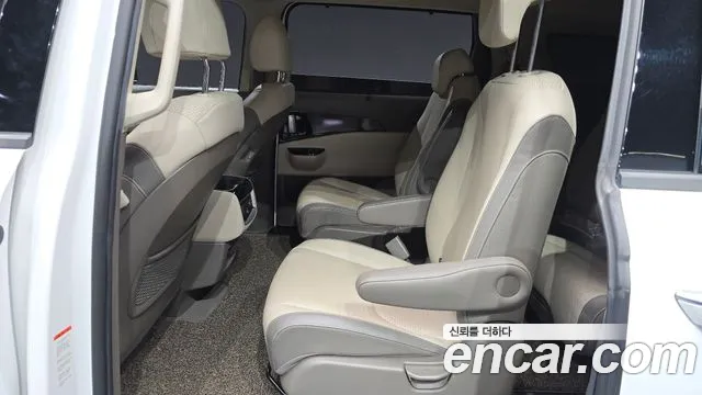 Kia Carnival — фото 12