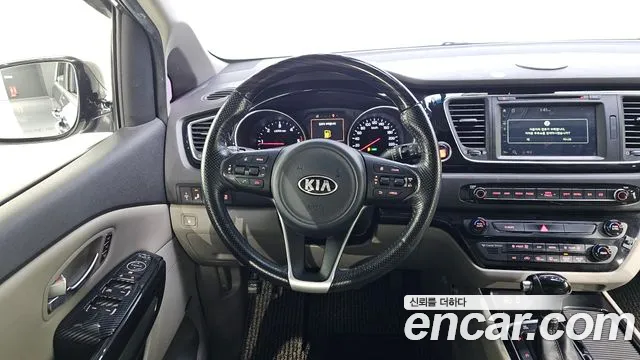 Kia Carnival — фото 12